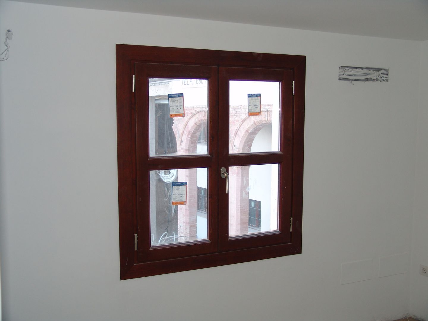 Ventana de madera con doble cristal homify Puertas y ventanas rústicas Ventanas