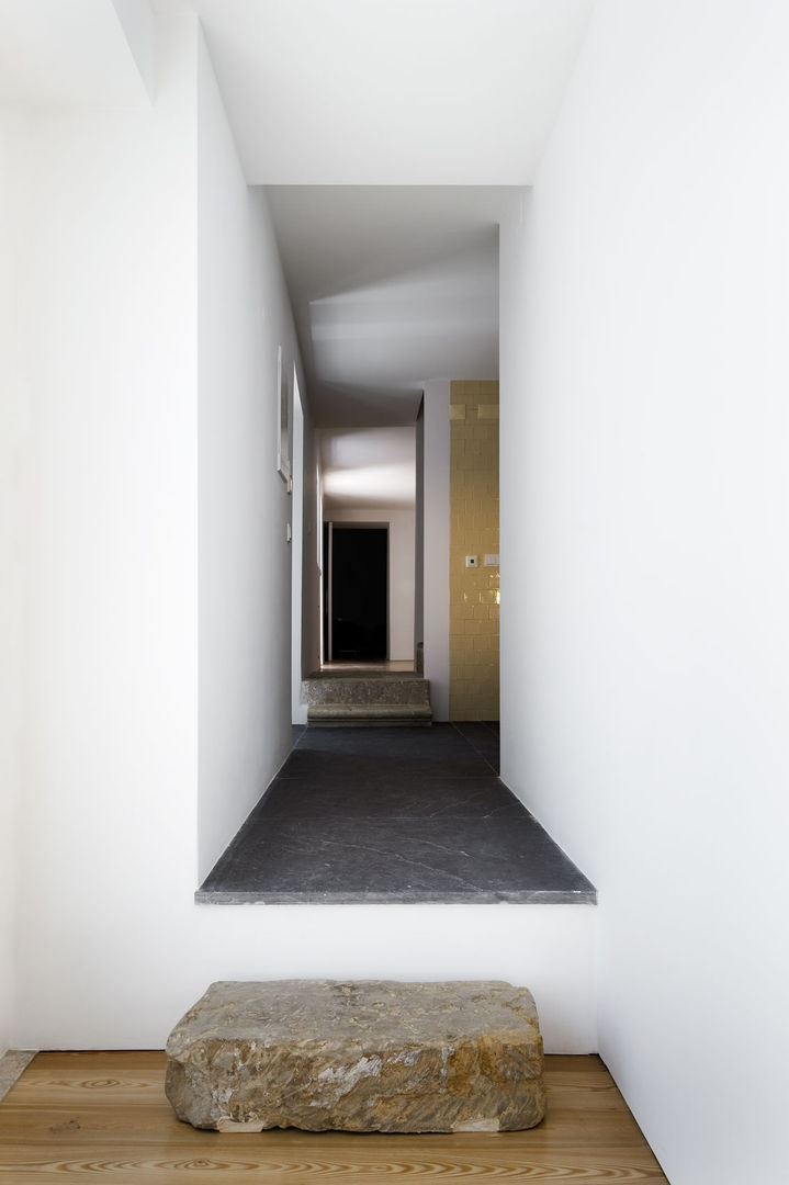 Casa em Torres Vedras, Atelier Central Arquitectos Atelier Central Arquitectos Couloir, entrée, escaliers minimalistes