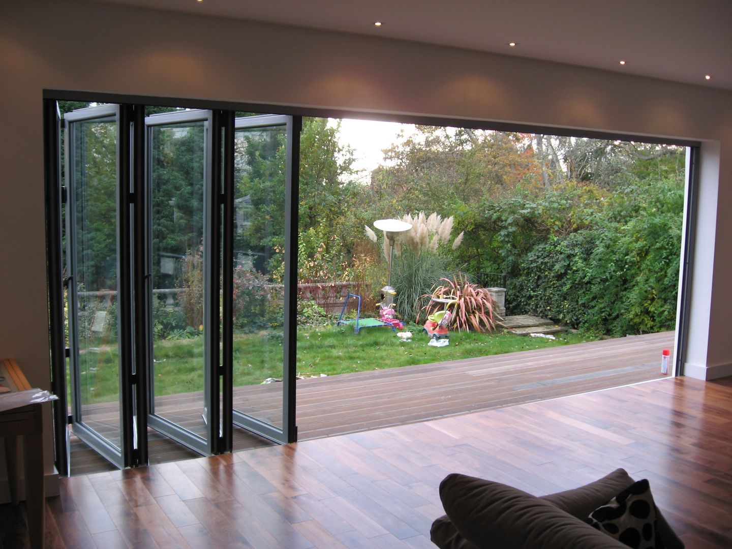 Folding glass doors homify Modern conservatory