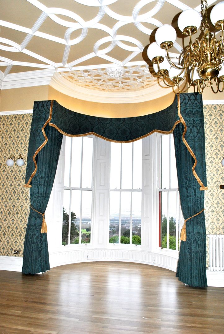 BAY WINDOW, NEAT PLEAT NEAT PLEAT Classic style windows & doors Curtains & drapes