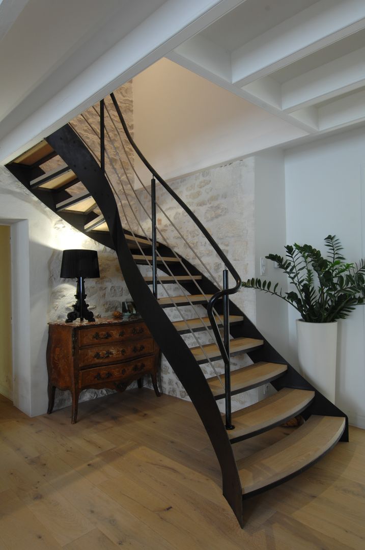 ESCALIER, AMB AMB Corredores, halls e escadas modernos