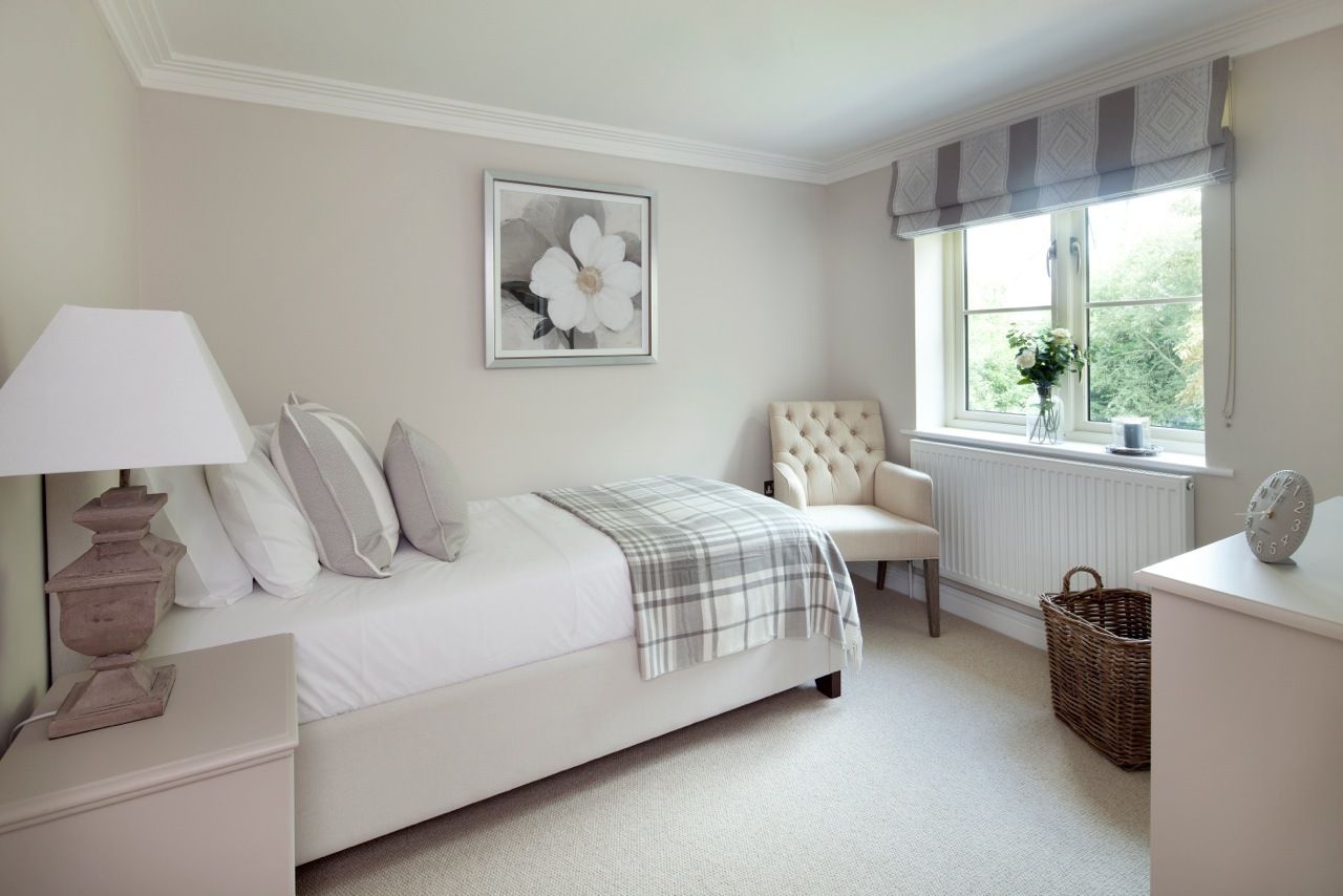 Cotswold Cottage Emma & Eve Interior Design Ltd カントリースタイルの 寝室