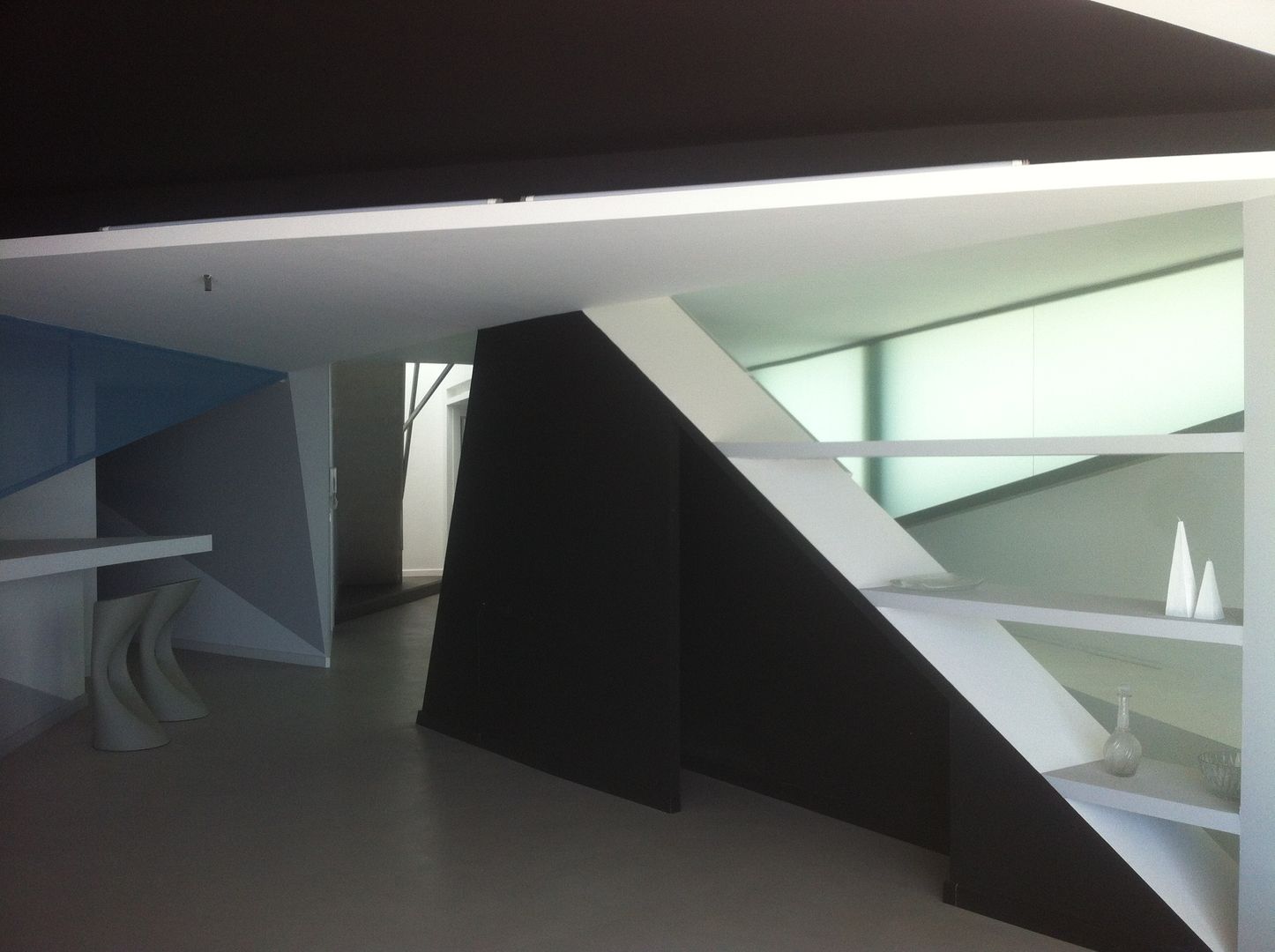 PROYECTO 4, LOWDECOR LOWDECOR Minimalistische gangen, hallen & trappenhuizen Graniet
