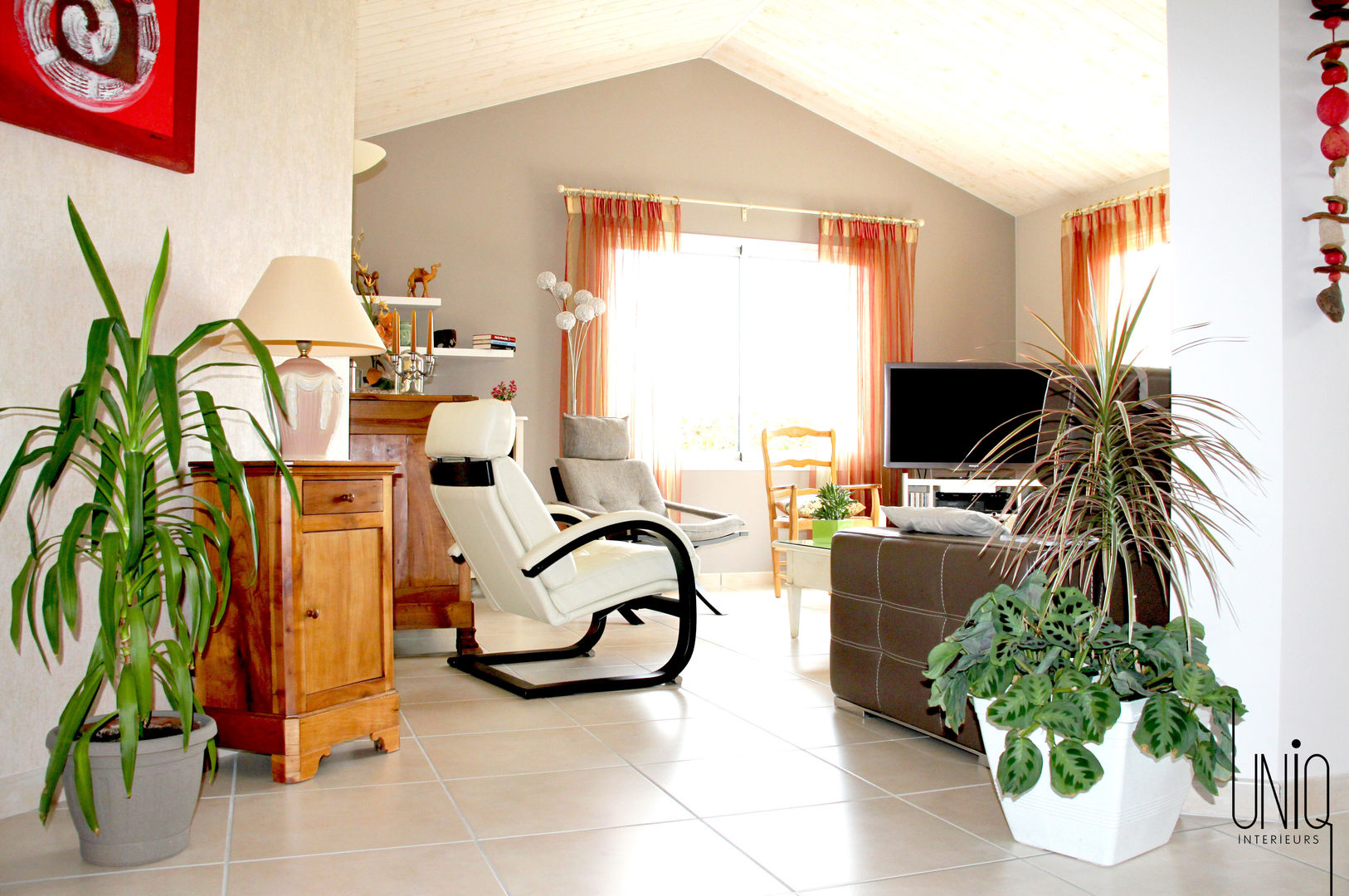 Conseil peinture et revêtement pour cette maison récente., Uniq intérieurs Uniq intérieurs Living room