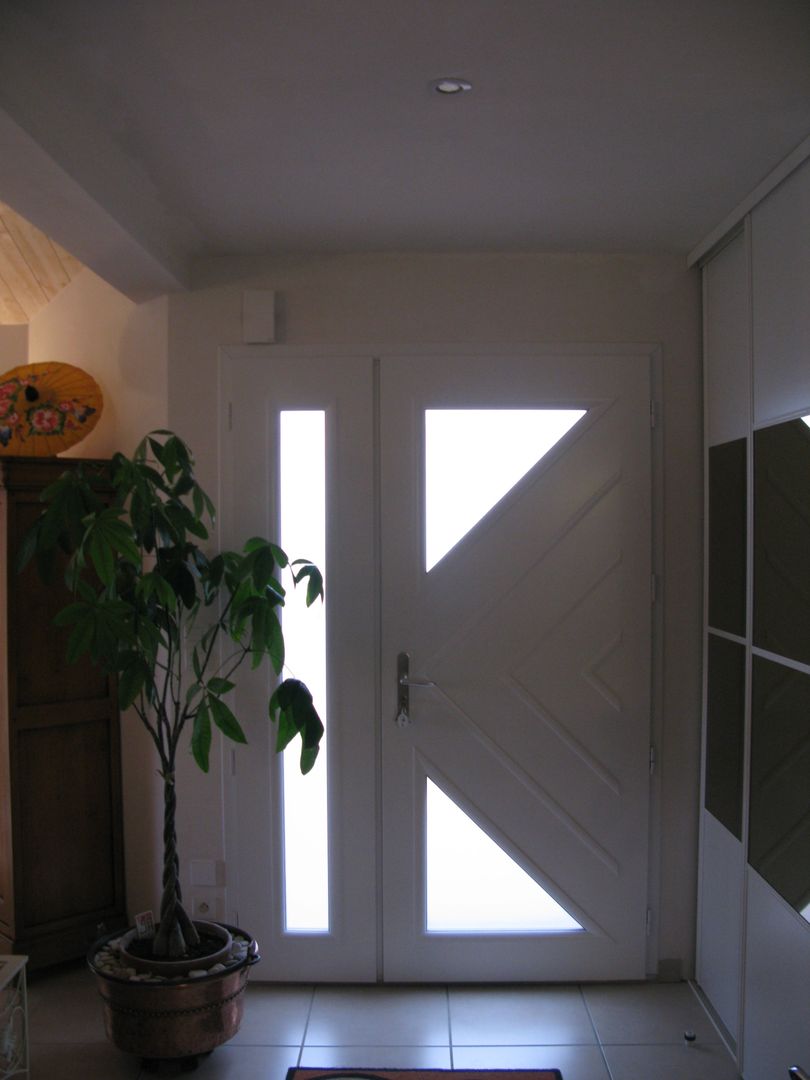 Conseil peinture et revêtement pour cette maison récente., Uniq intérieurs Uniq intérieurs Classic style corridor, hallway and stairs
