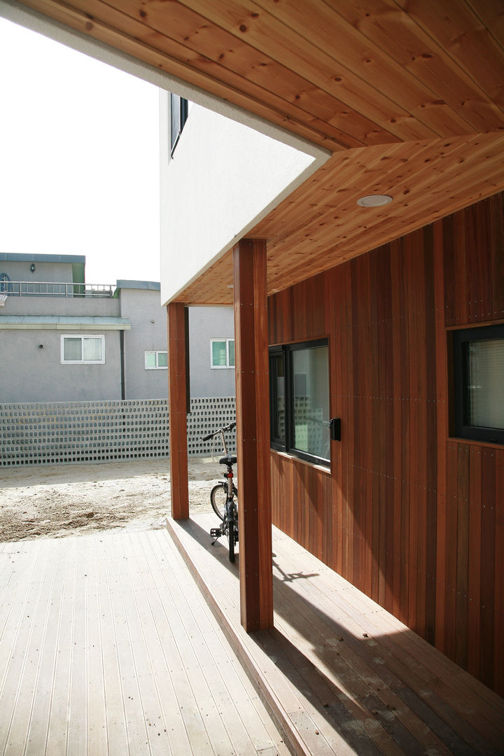 은하수가 (Eunhasoo House), 삼간일목 (Samganilmok) 삼간일목 (Samganilmok) Balcones y terrazas modernos