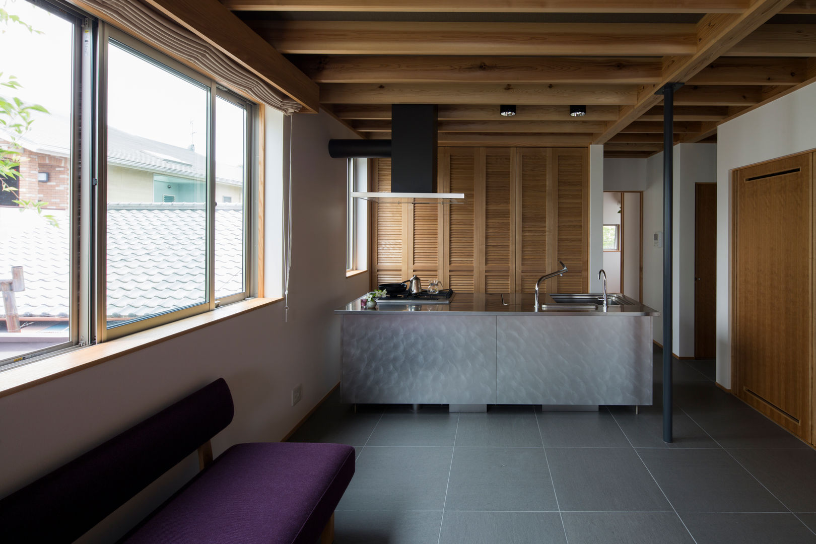 街道沿いの家, TRANSTYLE architects TRANSTYLE architects Salas modernas