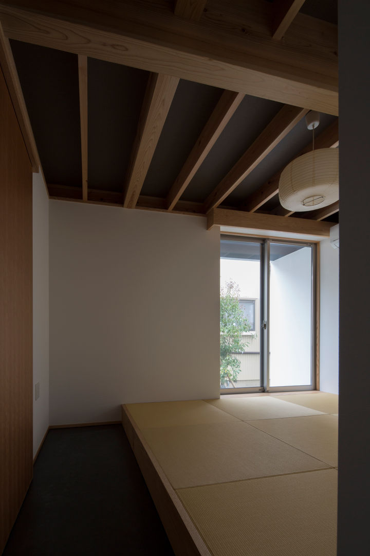 街道沿いの家, TRANSTYLE architects TRANSTYLE architects Modern style bedroom