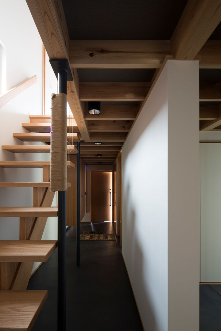 街道沿いの家, TRANSTYLE architects TRANSTYLE architects Modern corridor, hallway & stairs