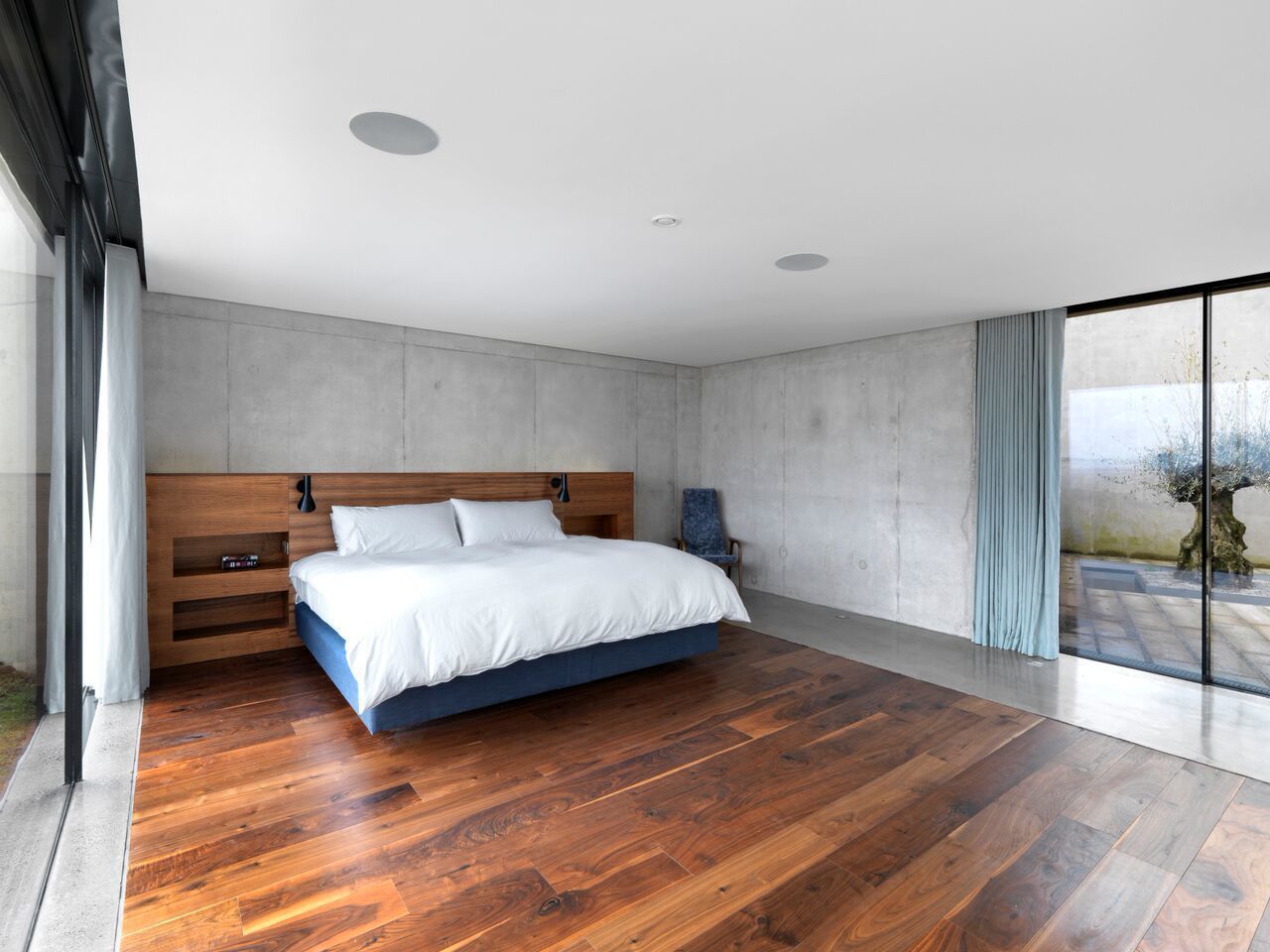 Stormy Castle, LOYN+CO ARCHITECTS LOYN+CO ARCHITECTS Dormitorios de estilo minimalista
