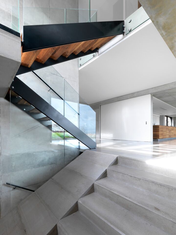 Stormy Castle, LOYN+CO ARCHITECTS LOYN+CO ARCHITECTS Minimalist corridor, hallway & stairs