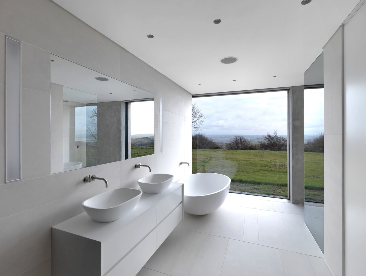 Stormy Castle, LOYN+CO ARCHITECTS LOYN+CO ARCHITECTS Bagno minimalista