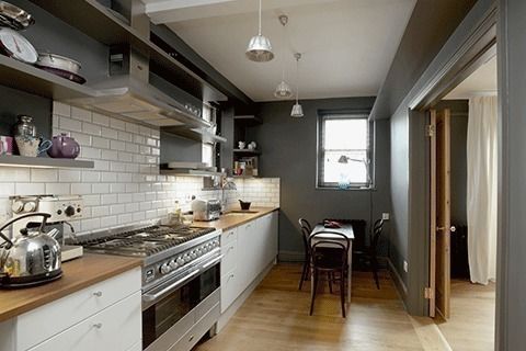 Oak flooring and metro tiles Forster Inc 現代廚房設計點子、靈感&圖片
