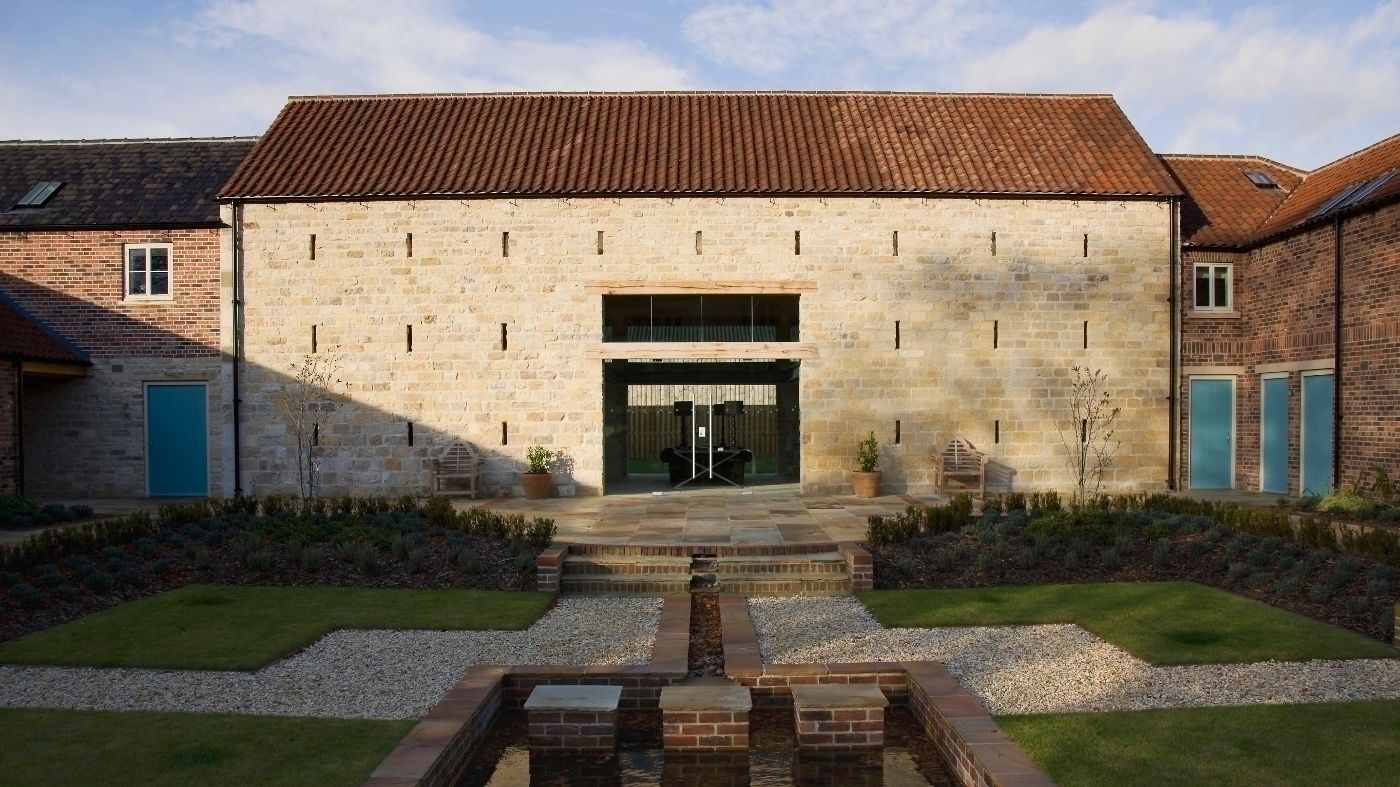 Exterior View to the rebuilt Threshing Barn Wildblood Macdonald Casas de estilo clásico