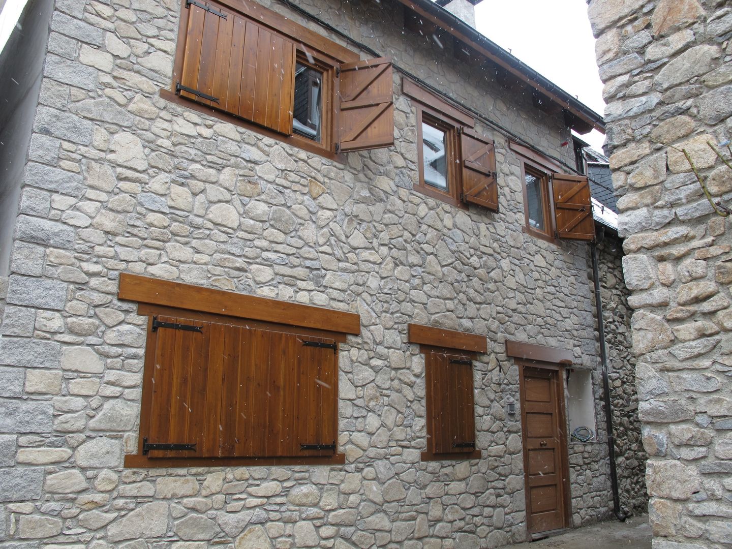 Vivienda unifamiliar aislada en Arties, DE DIEGO ZUAZO ARQUITECTOS DE DIEGO ZUAZO ARQUITECTOS Rustic style houses