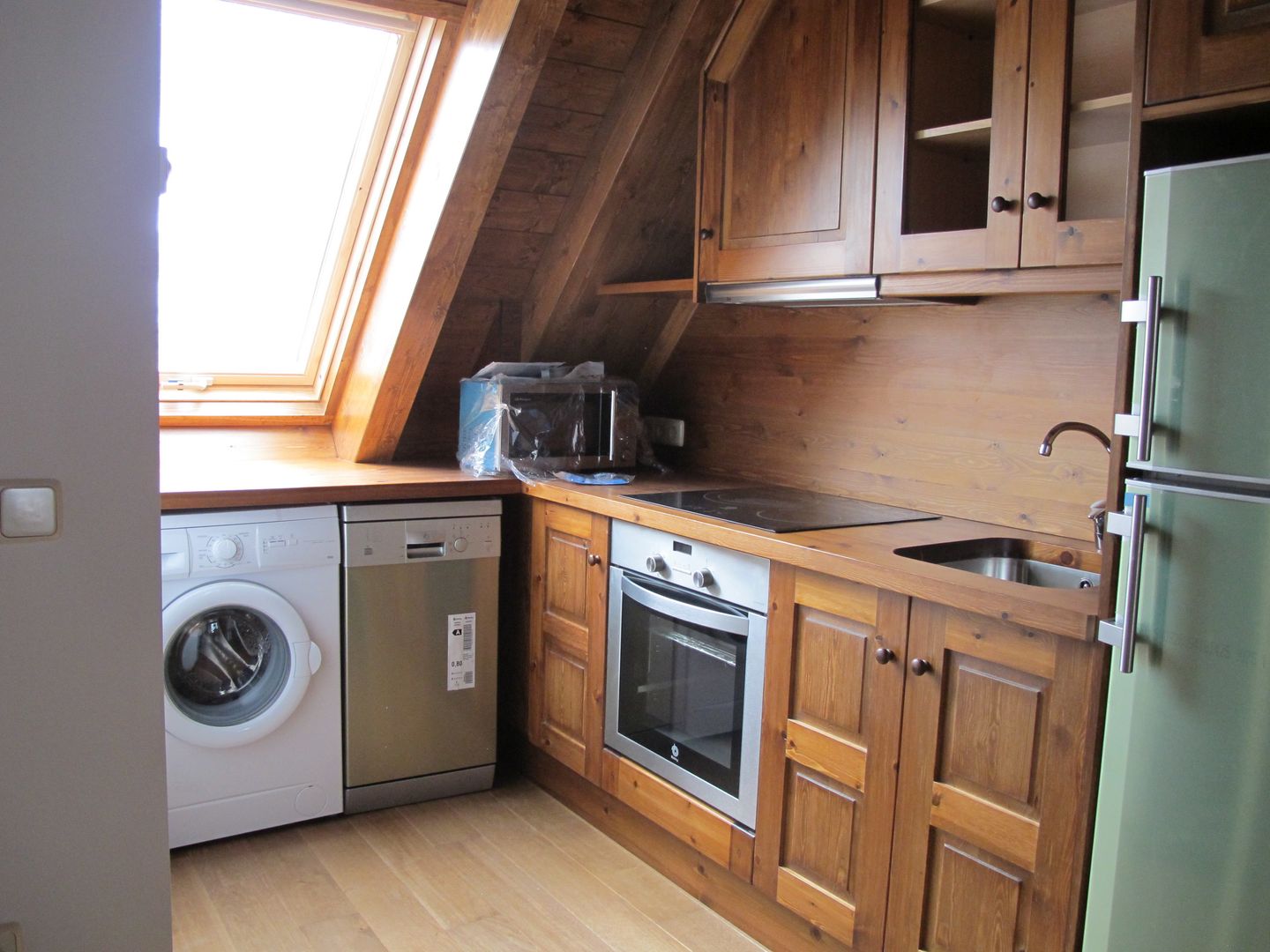 Cocina de madera en una de las viviendas DE DIEGO ZUAZO ARQUITECTOS Cocinas rústicas