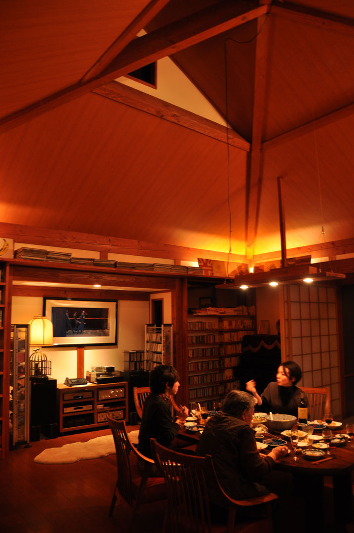 方形の家, 株式会社一級建築士事務所ジオプラス 株式会社一級建築士事務所ジオプラス Eclectic style dining room