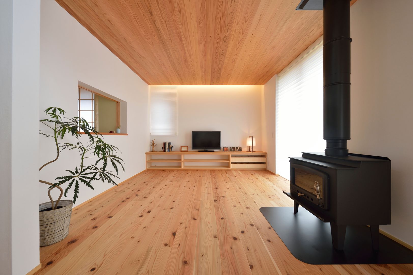 nookモリノイエ, 株式会社北村建築工房 株式会社北村建築工房 Modern living room Fireplaces & accessories