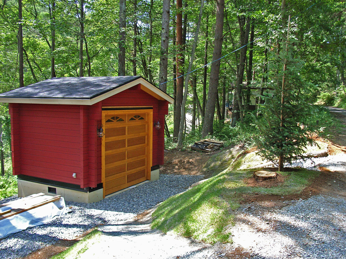 Bird House Lodge in Woods, Japan, Cottage Style / コテージスタイル Cottage Style / コテージスタイル 車庫/遮陽棚 木頭 Wood effect