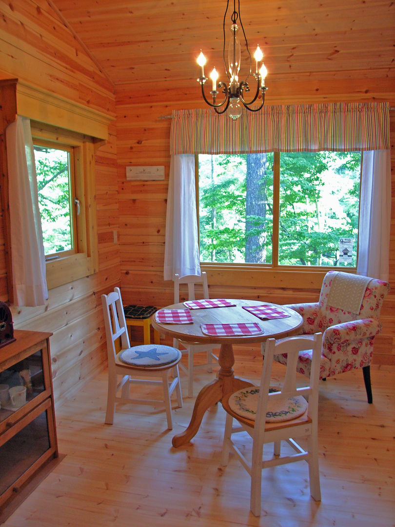 Bird House Lodge in Woods, Japan, Cottage Style / コテージスタイル Cottage Style / コテージスタイル Soggiorno rurale Legno Effetto legno