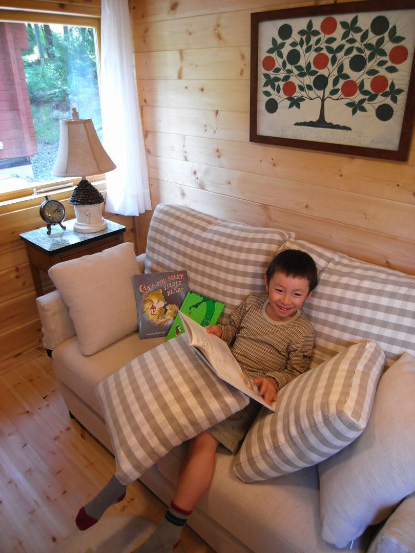 Bird House Lodge in Woods, Japan, Cottage Style / コテージスタイル Cottage Style / コテージスタイル Country style living room Wood Wood effect