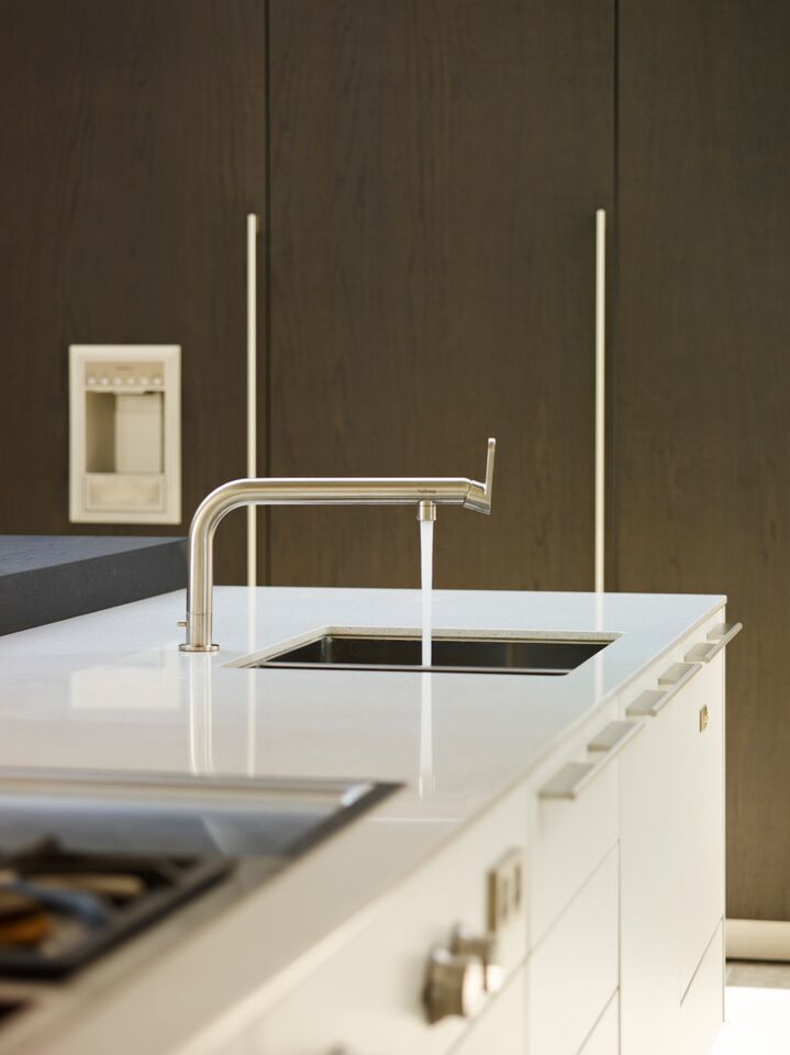 homify Modern style kitchen Sinks & taps