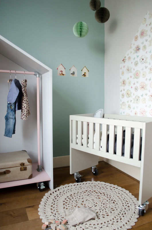 Wiegje Bedhuisje, Boefjesfabriek Boefjesfabriek Country style nursery/kids room Beds & cribs