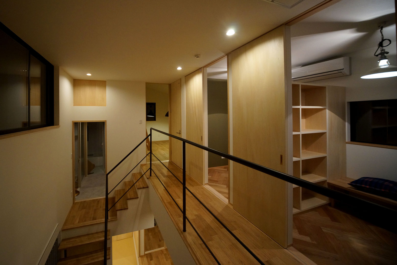 吹抜を囲むスキップフロア住宅, 株式会社プラスディー設計室 株式会社プラスディー設計室 Modern corridor, hallway & stairs