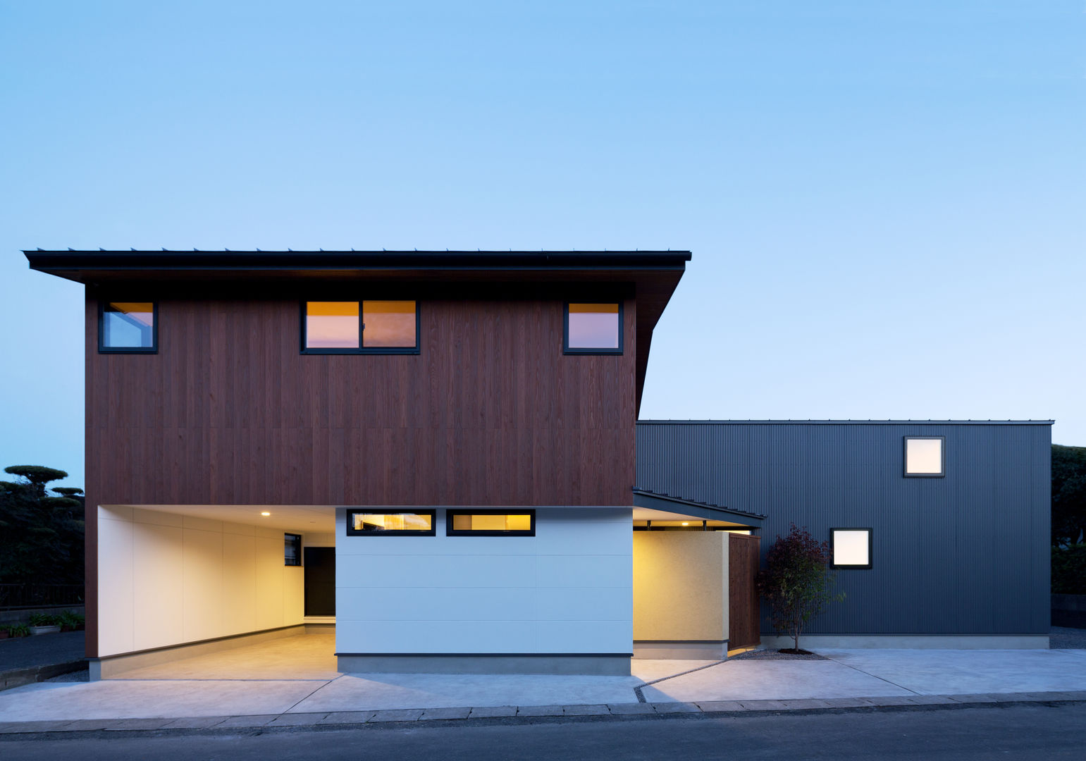 PLEASANT ANGLE HOUSE, 株式会社プラスディー設計室 株式会社プラスディー設計室 Casas de estilo ecléctico