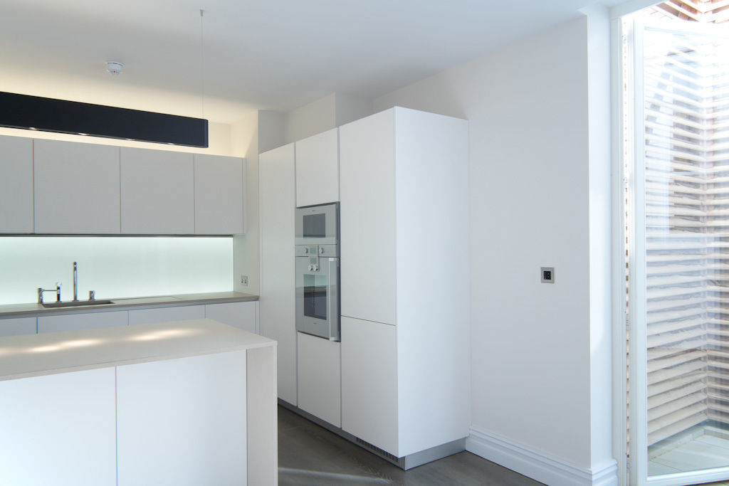 Kitchen splashback with white onlyLEDs LiteTile Ltd Cocinas modernas Iluminación