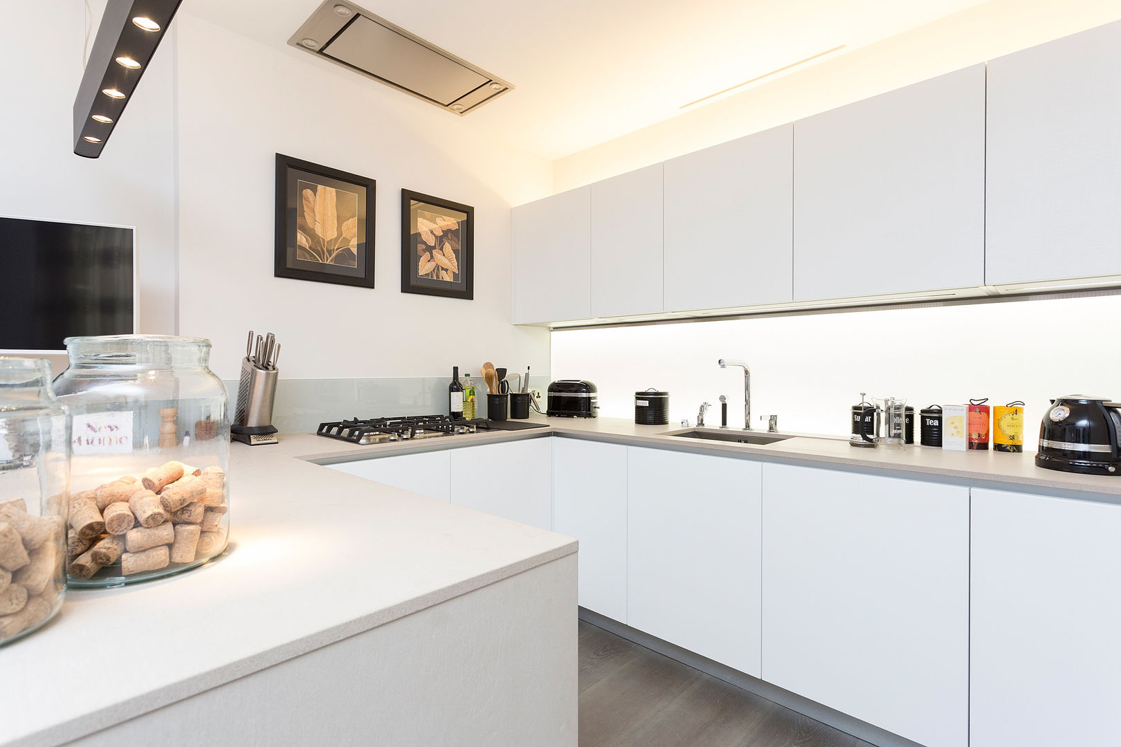 Kitchen splashback with white only LEDs LiteTile Ltd Cocinas modernas Accesorios y textiles