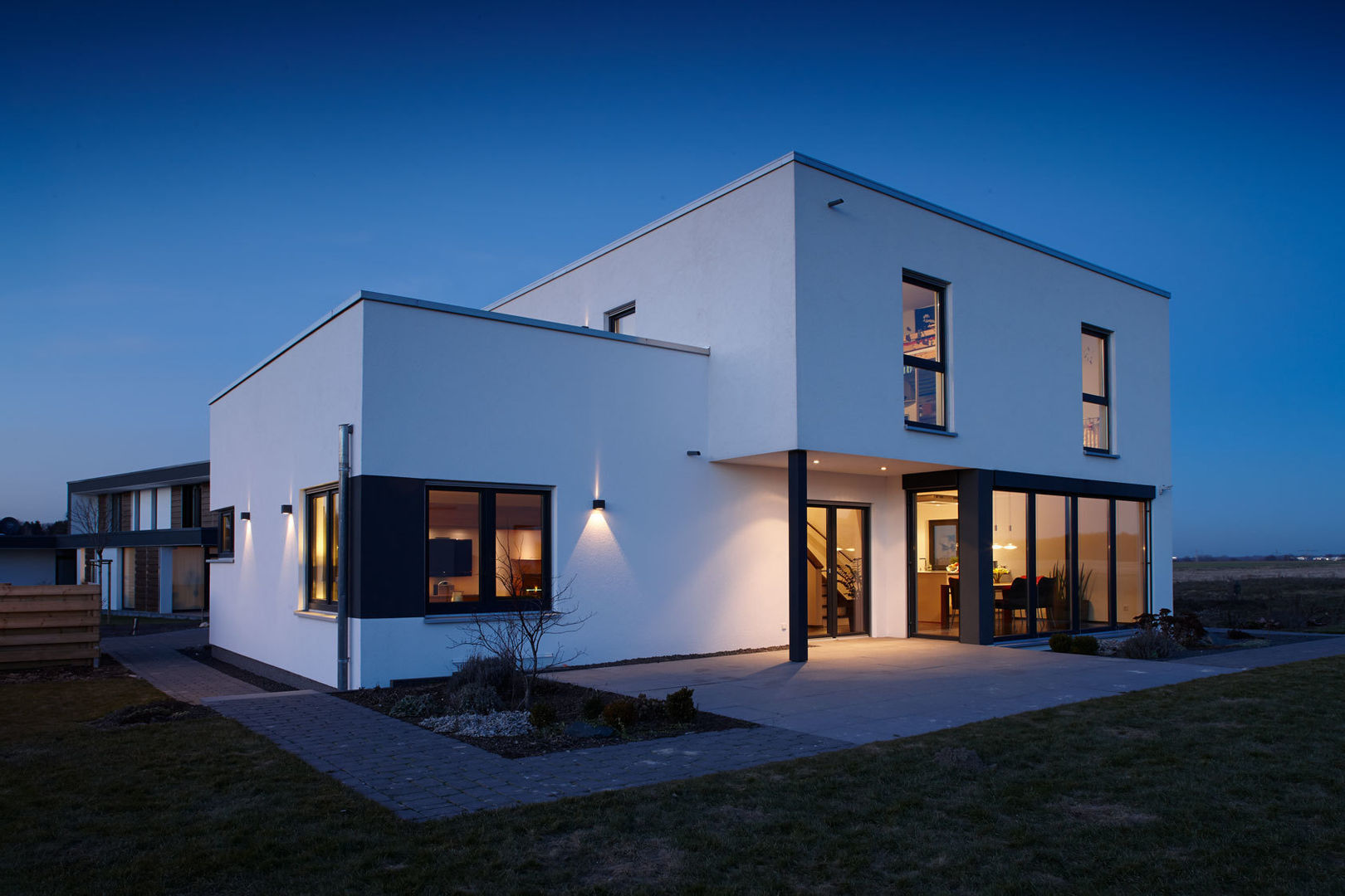 ARCHITEKTUR TREND - Der zeitlos-moderne Bauhausstil homify Einfamilienhaus Bauhaus,Architektenhaus,Architektur,modern,Minimalistisch,Glaserker,Haus bei Nacht,Nachtaufnahme,Fertighaus,Einfamilienhaus,Flachdach,fertighausbau