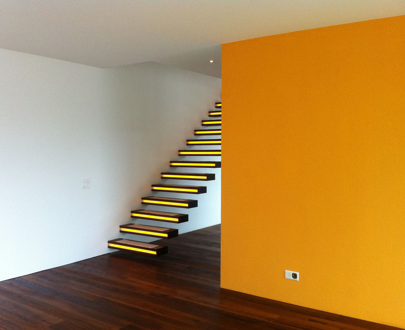 Einfamilienhaus Ambort, Naters, Schweiz Architekt: Rene Grünwald & Balzani Diplomarchitekten ,Brig, Schweiz, Balzani Diplomarchitekten Balzani Diplomarchitekten Modern corridor, hallway & stairs