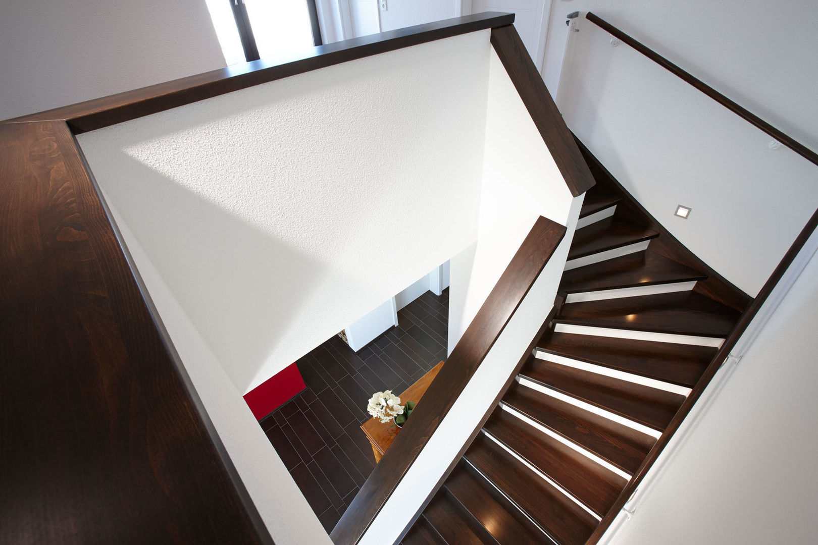 homify Modern Corridor, Hallway and Staircase