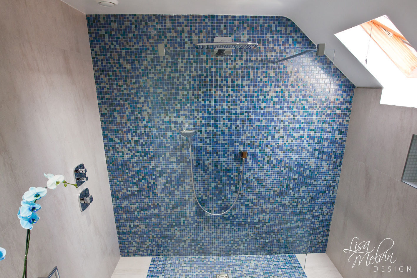 Shower & Mosaic Wall Lisa Melvin Design Salle de bain moderne
