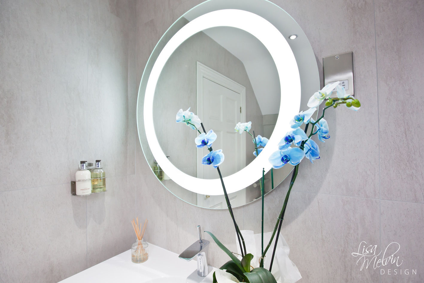 Led Halo Mirror Lisa Melvin Design Baños de estilo moderno