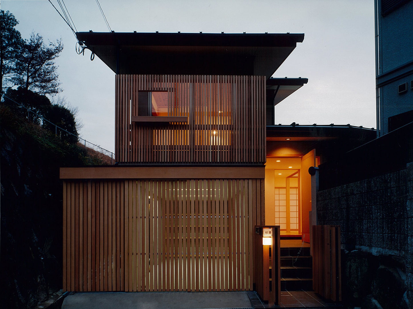 道路側外観 堀内総合計画事務所 オリジナルな 家 建物,財産,空,木,ドア,木,家,サイディング,屋根,シェード