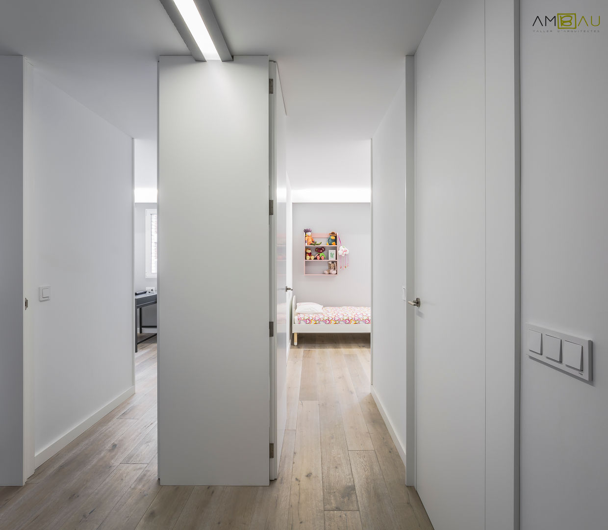 Apartamento Moderno y Minimalista en decimo piso con 33 m2 de construcción , amBau Gestion y Proyectos amBau Gestion y Proyectos Ingresso, Corridoio & Scale in stile minimalista