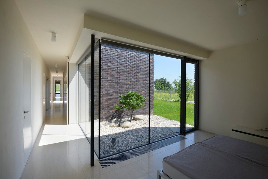 FAMILY HOUSE IN OŘECH,CZECH REPUBLIC, MARKÉTA CAJTHAMLOVÁ, ARCHITEKTONICKÁ PROJEKČNÍ KANCELÁŘ MARKÉTA CAJTHAMLOVÁ, ARCHITEKTONICKÁ PROJEKČNÍ KANCELÁŘ Minimalist bedroom