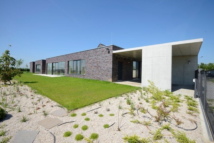 FAMILY HOUSE IN OŘECH,CZECH REPUBLIC, MARKÉTA CAJTHAMLOVÁ, ARCHITEKTONICKÁ PROJEKČNÍ KANCELÁŘ MARKÉTA CAJTHAMLOVÁ, ARCHITEKTONICKÁ PROJEKČNÍ KANCELÁŘ Minimalist style garage/shed