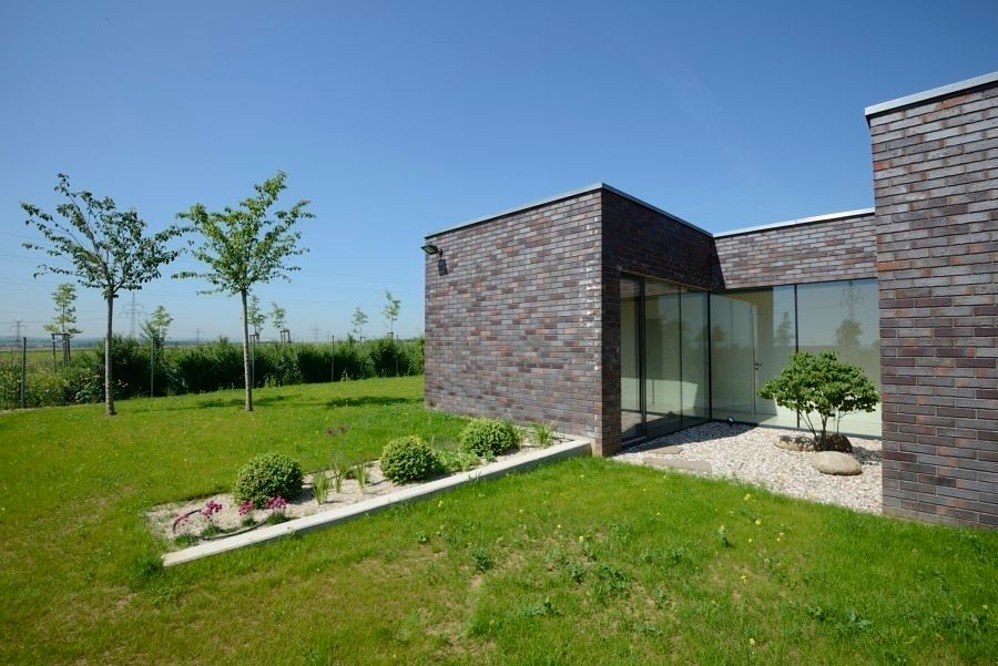 FAMILY HOUSE IN OŘECH,CZECH REPUBLIC, MARKÉTA CAJTHAMLOVÁ, ARCHITEKTONICKÁ PROJEKČNÍ KANCELÁŘ MARKÉTA CAJTHAMLOVÁ, ARCHITEKTONICKÁ PROJEKČNÍ KANCELÁŘ Jardines de estilo minimalista