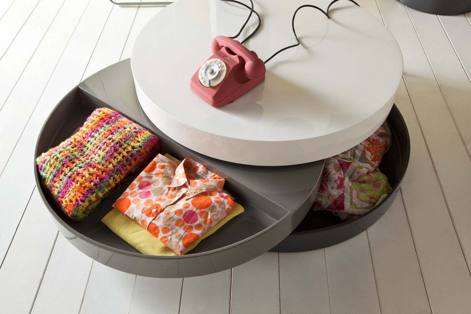 'Transform' large round storage coffee table by Stones homify Moderne Wohnzimmer Couch- und Beistelltische