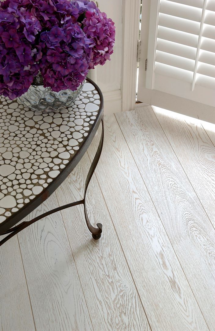 Oak White-Wash Pre-lacquered The Natural Wood Floor Company Paredes y pisos de estilo clásico Revestimientos de paredes y pisos