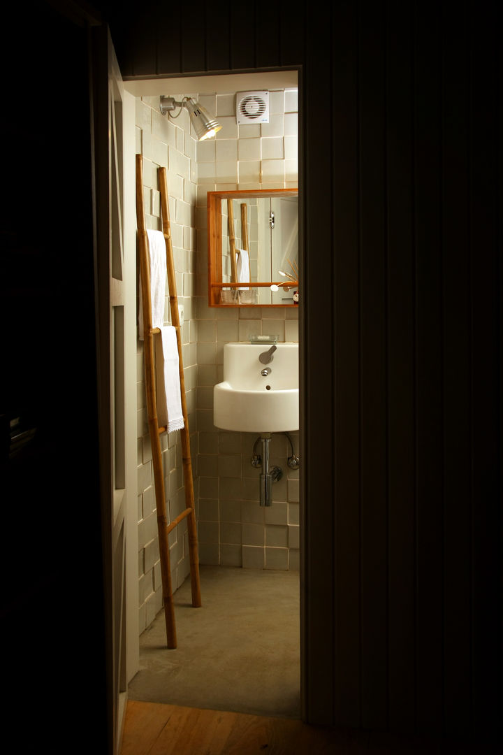 BARRO tiles at a private bathroom BARRO Salle de bain moderne