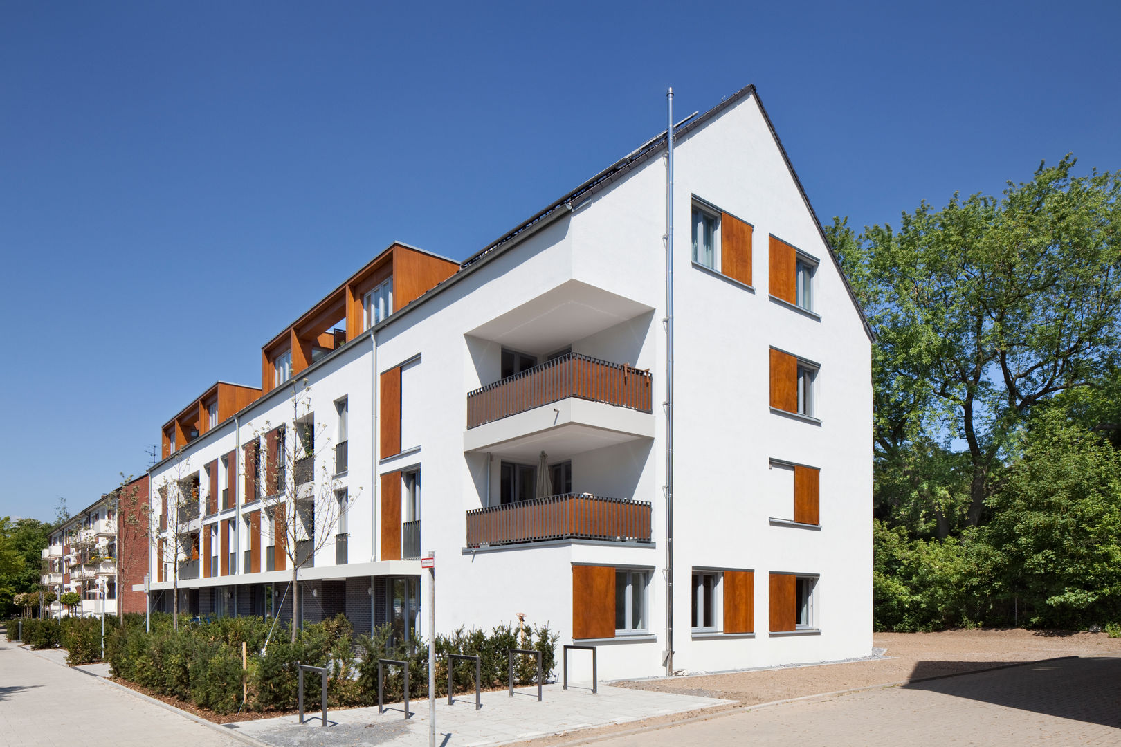 Wohnen in Gemeinschaft, Geiselhart & Musch Geiselhart & Musch Moderne Häuser Himmel,Gebäude,Pflanze,Fenster,Leuchte,Baum,Haus,Grundstück,Urban design,Fassade