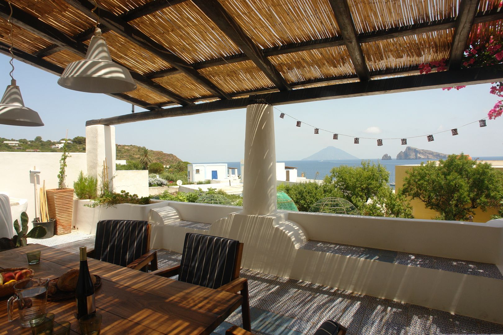 Casa di Panarea, Studio di Architettura Manuela Zecca Studio di Architettura Manuela Zecca Mediterranean style balcony, veranda & terrace