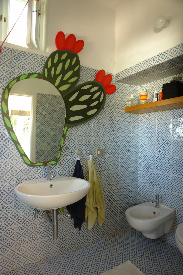 Casa di Panarea, Studio di Architettura Manuela Zecca Studio di Architettura Manuela Zecca Mediterranean style bathroom Mirrors