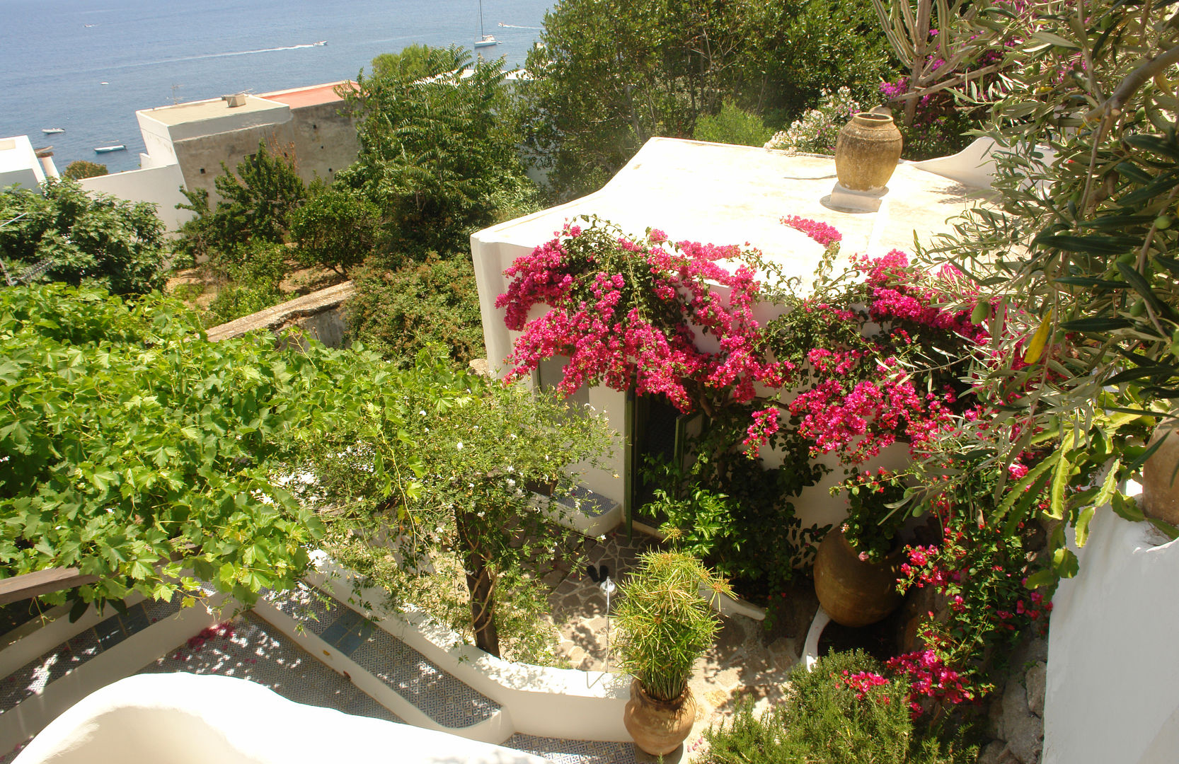 Casa di Panarea, Studio di Architettura Manuela Zecca Studio di Architettura Manuela Zecca Casas mediterráneas