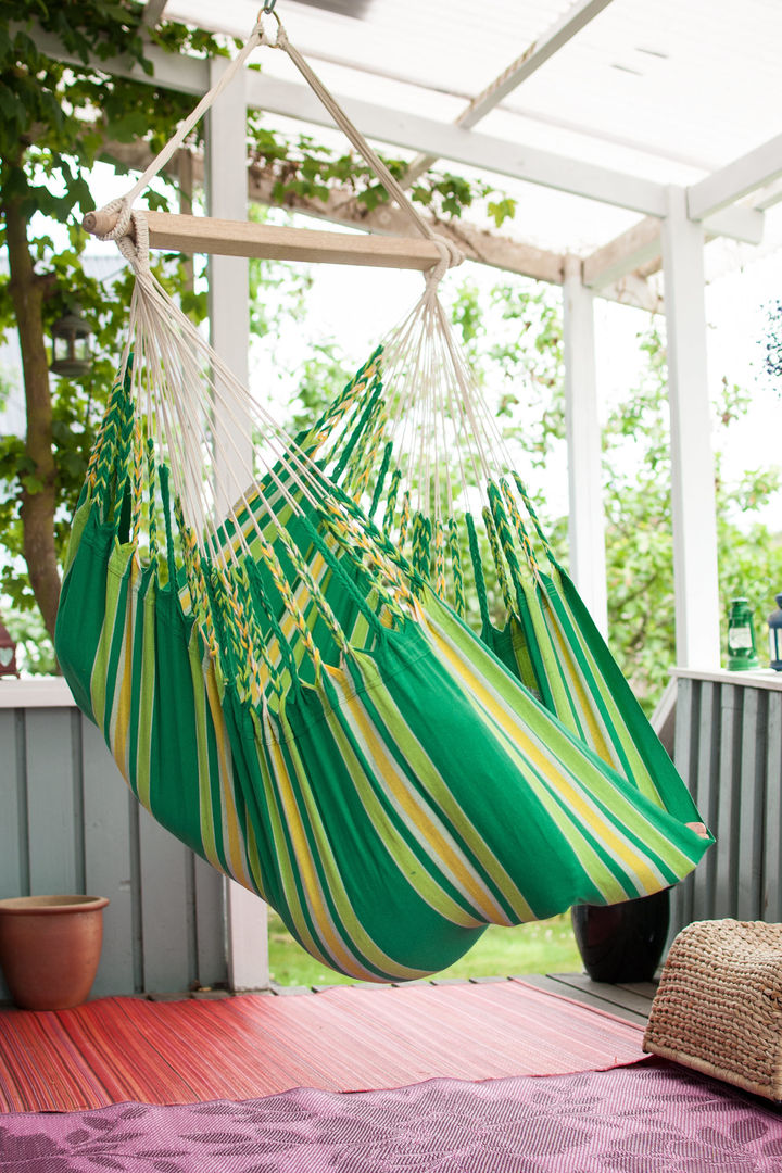 Cayo Lime Hanging Chair Emilyhannah Ltd Balcone, Veranda & Terrazza in stile scandinavo Mobili