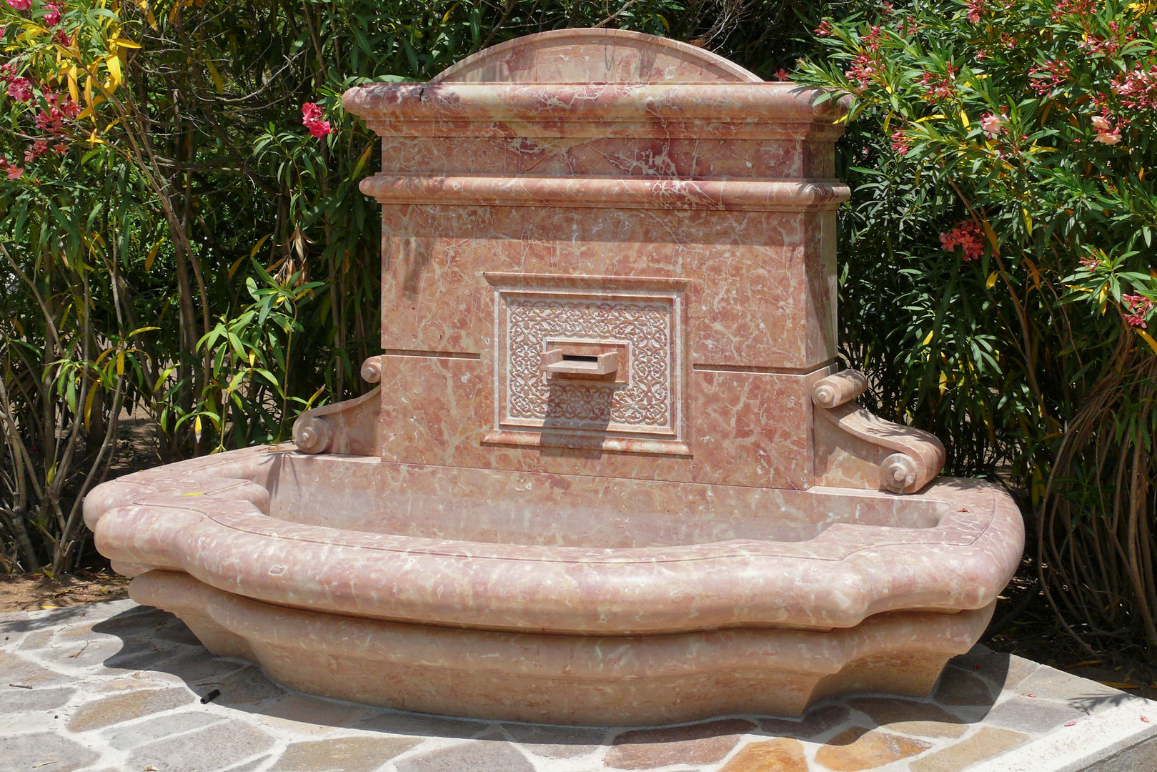 wall fountain in Sicilian Rose CusenzaMarmi Śródziemnomorski ogród Akcesoria i dekoracje